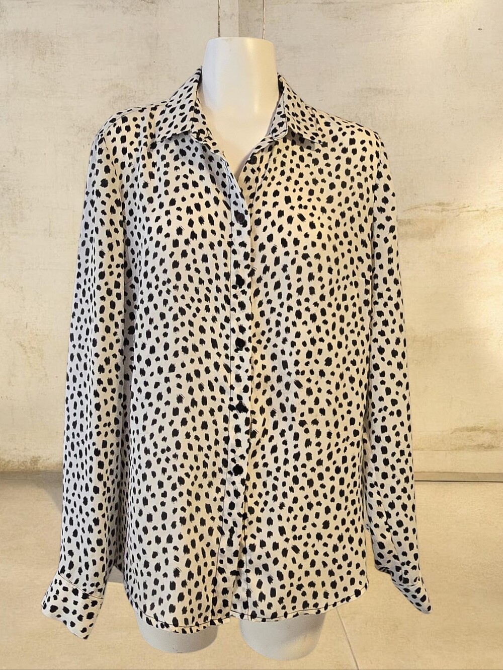Suzy Shier Black & White Spotted Button-Up Blouse Size M‎
